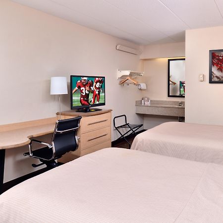 Отель Super 8 By Wyndham Deerfield - Northbrook Экстерьер фото