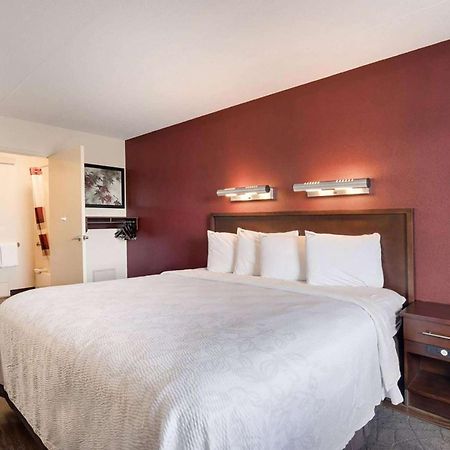 Отель Super 8 By Wyndham Deerfield - Northbrook Экстерьер фото