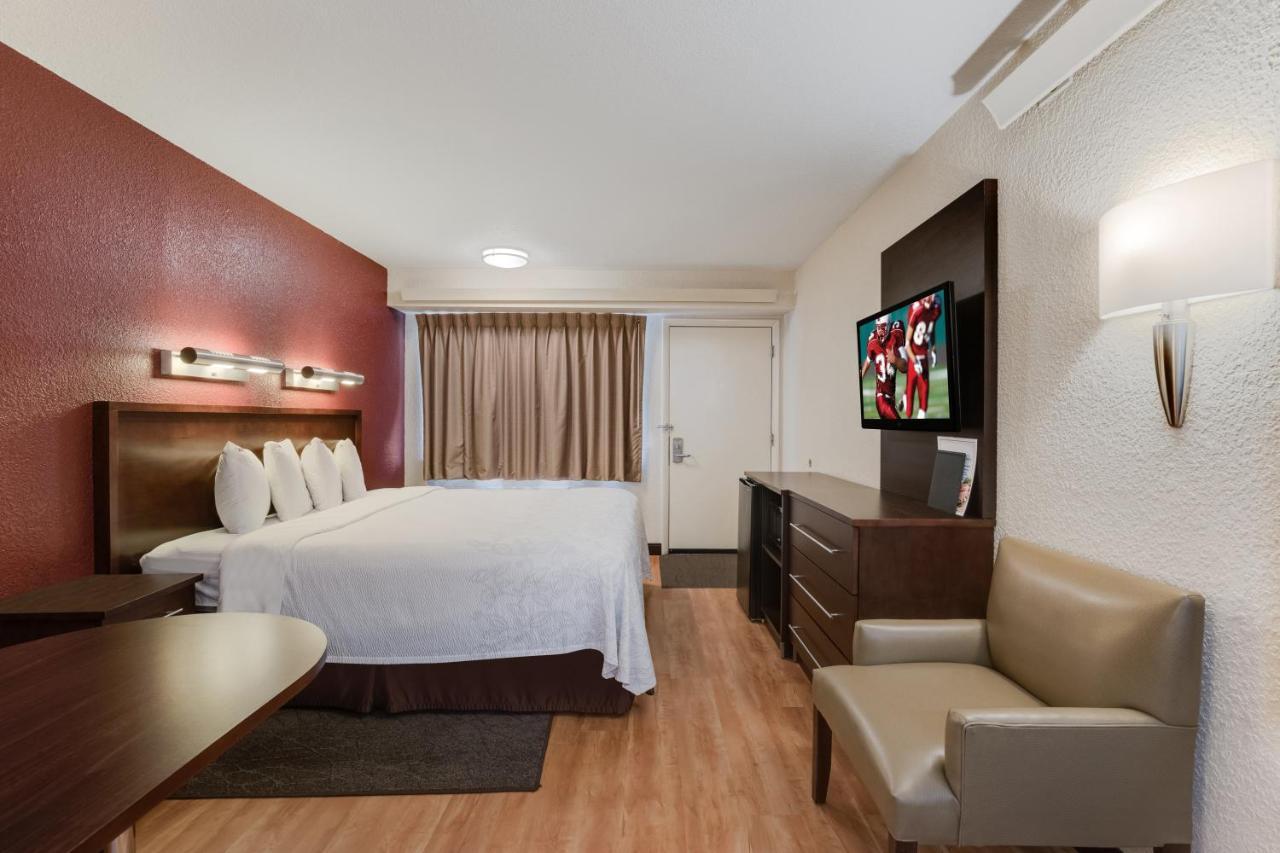 Отель Super 8 By Wyndham Deerfield - Northbrook Экстерьер фото