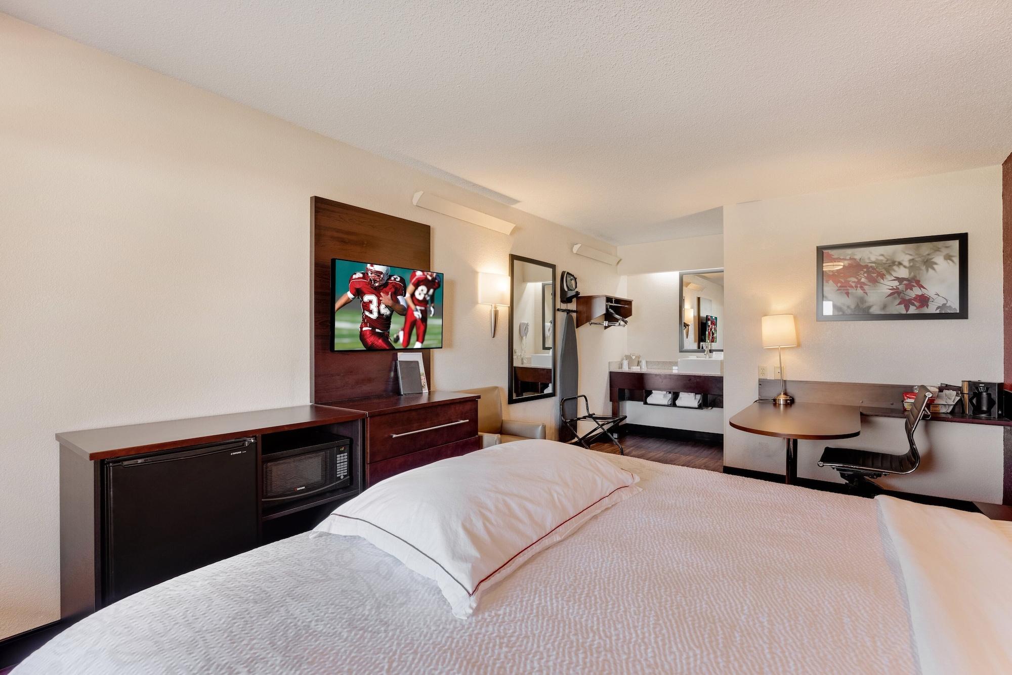 Отель Super 8 By Wyndham Deerfield - Northbrook Экстерьер фото