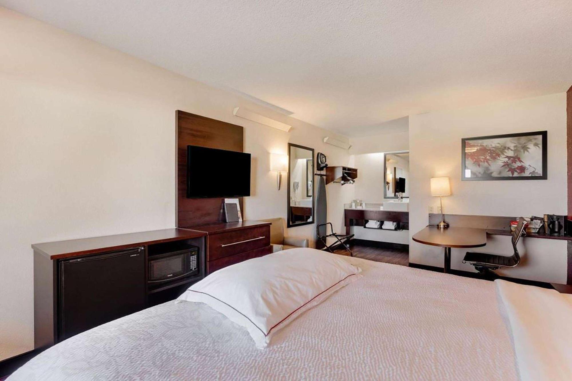 Отель Super 8 By Wyndham Deerfield - Northbrook Экстерьер фото