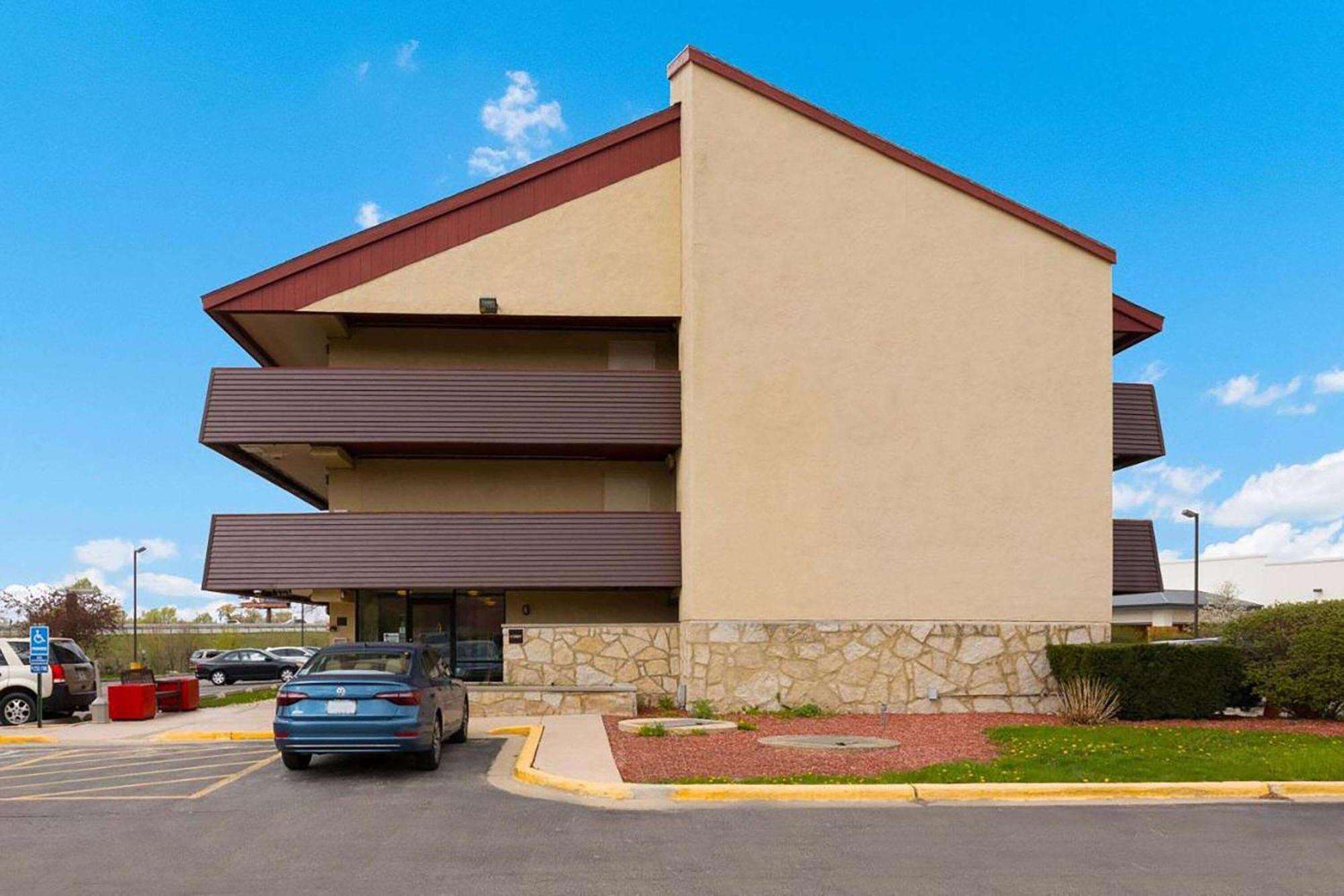 Отель Super 8 By Wyndham Deerfield - Northbrook Экстерьер фото