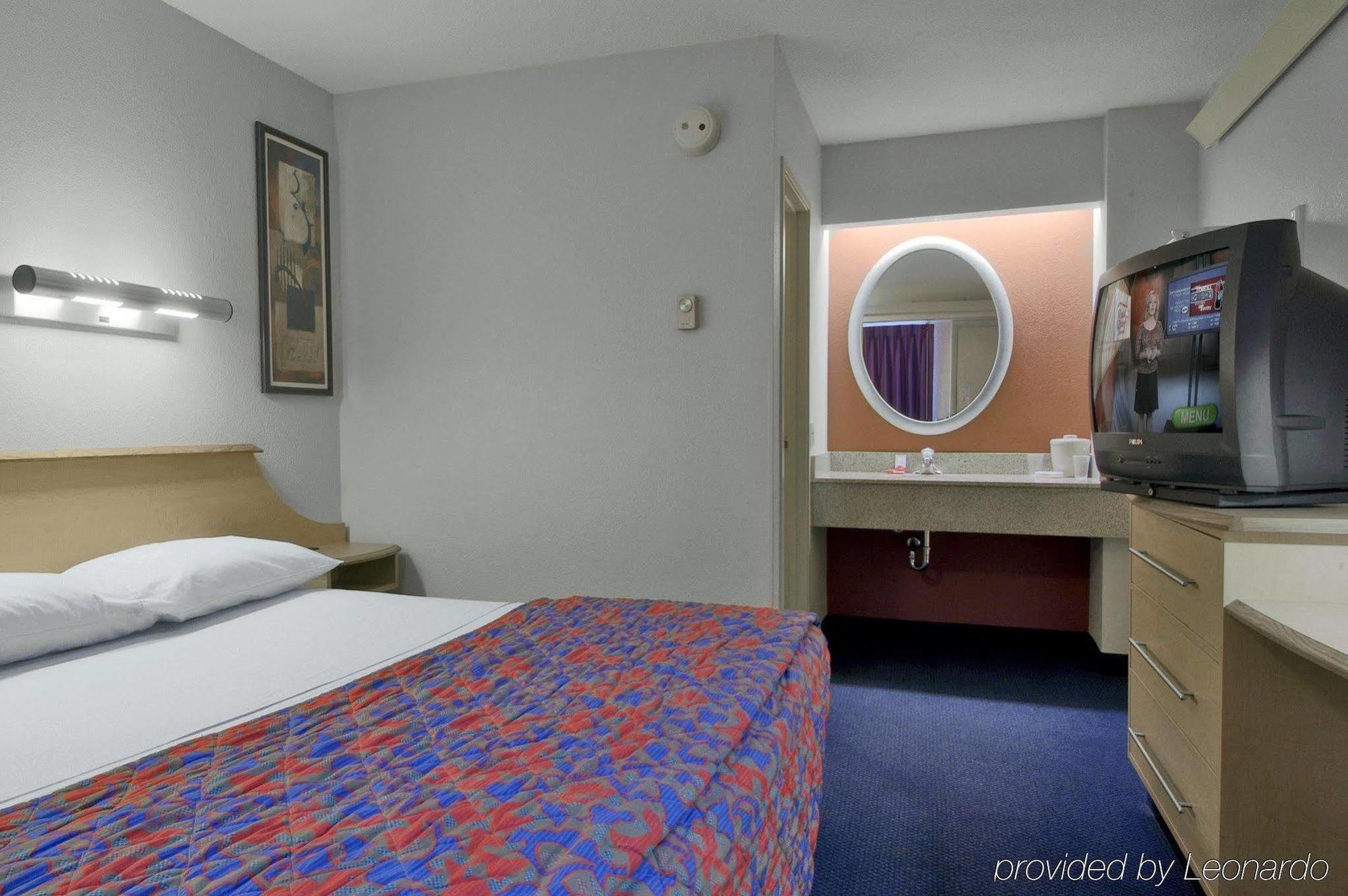 Отель Super 8 By Wyndham Deerfield - Northbrook Номер фото