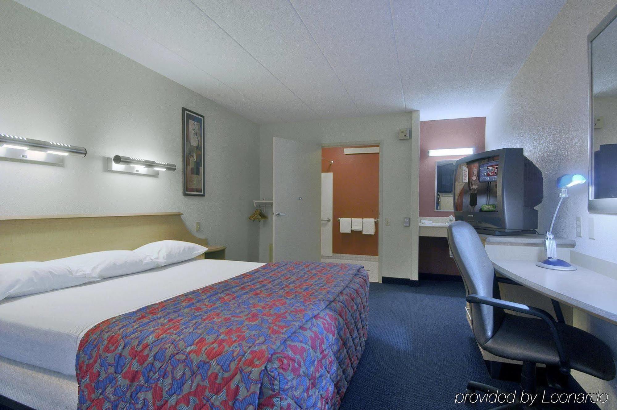 Отель Super 8 By Wyndham Deerfield - Northbrook Экстерьер фото